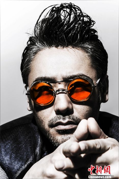 吴秀波挤眉弄眼 戴橘色眼镜表情逗趣