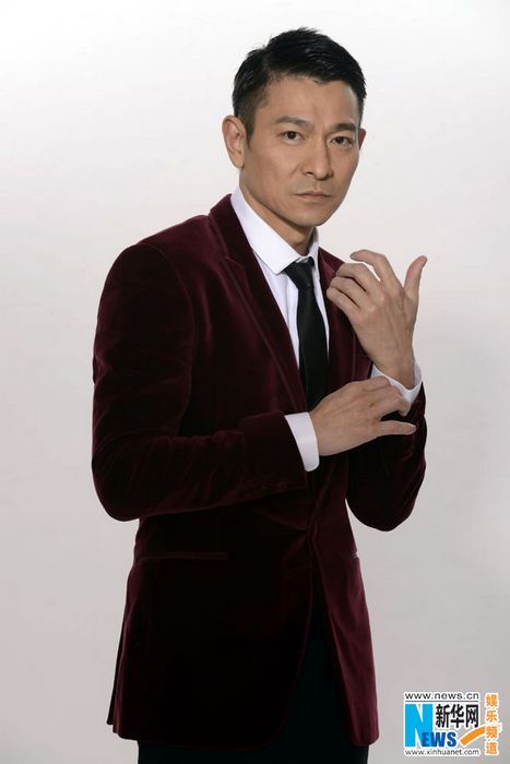 刘德华穿紫红西装露阳光笑容手摸领带帅气