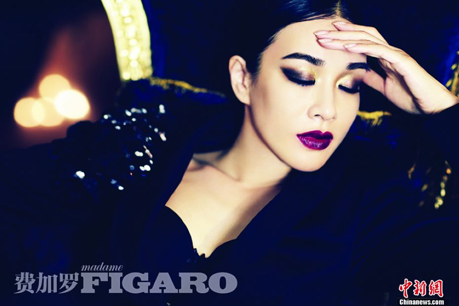 钟丽缇性感写真登杂志抹红唇画烟熏妆