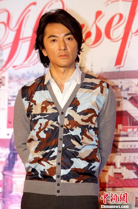 梁家辉光头造型帅气 陈慧琳穿银色短裙