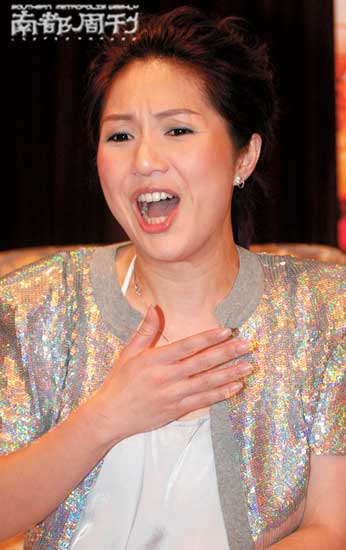 "大笑姑婆"杨千女华虽然有危机感,不过每次露面依然大大咧咧,毫不