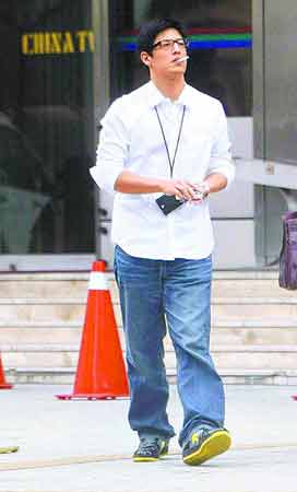 蒋家后代蒋友柏被台媒跟拍下午2时陪妻小图