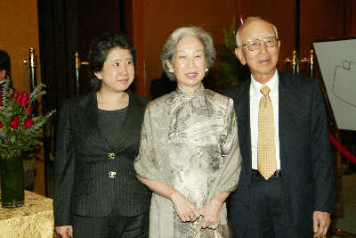 邹文怀与妻子袁曦华,女儿邹重珩