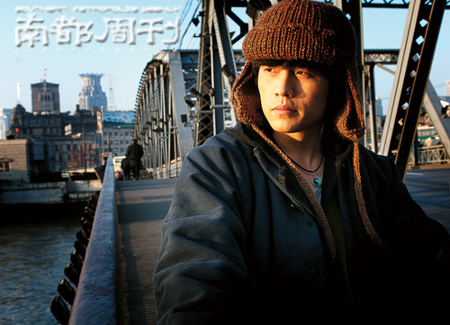  灌篮> 剧照曝光 周杰伦扮雷锋甩篮球摆酷(组图)