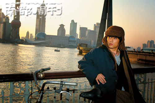  灌篮> 剧照曝光 周杰伦扮雷锋甩篮球摆酷(组图)