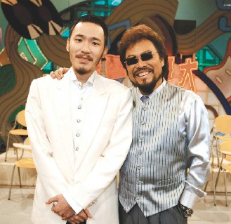 张菲(右)带着儿子张少怀一起玩.