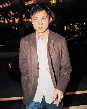 倪震前后言论自打嘴巴开屏孔雀变瘟神图