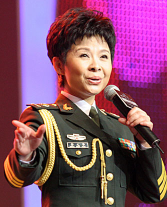 董文华放歌国剧盛典 压轴献唱 春天的故事>(图)(2)