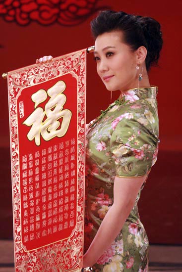 谭晶成龙合拍《中国年》mv 片场"操练"武功