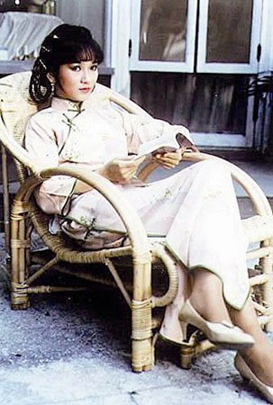 陈数版的白流苏和黄觉版范柳原在网络上引发热议,涉及剧中情节,人物