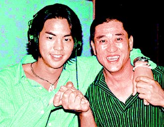 柯受良(右)从小带着柯有纶东奔西跑开眼界.