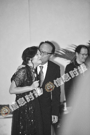 鲍起静夫妇赶场祝捷兴奋好像30年前闹洞房图