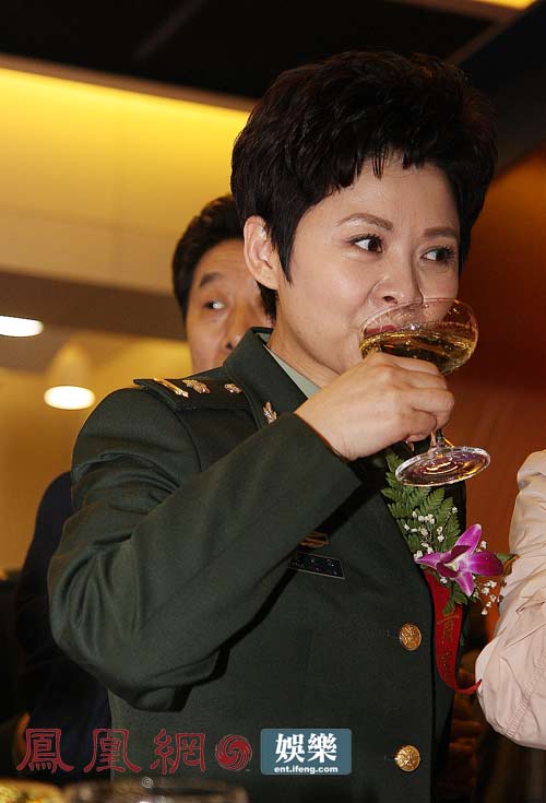 董文华与老艺术家叙旧私语 豪饮香槟酒(组图)(2)