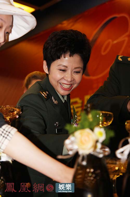 董文华与老艺术家叙旧私语 豪饮香槟酒(组图)(3)