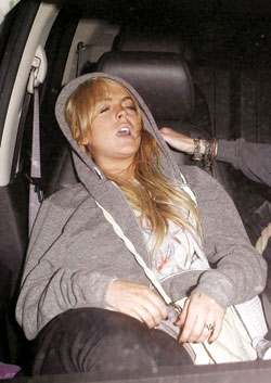 毒瘾发作拿刀塞嘴巴? 林赛萝涵勒戒所举止惊险