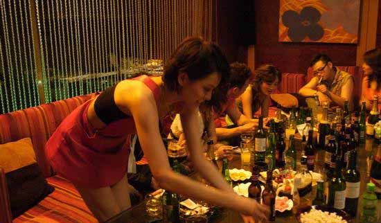 穿红色超短裙梁咏琪性感陪酒女造型曝光组图