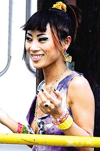 白灵真空亮相洛城街头怪异打扮引行人侧目图