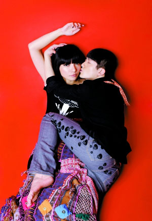 彭坦春晓情侣登场 两人同称想变"连体人"(组图)