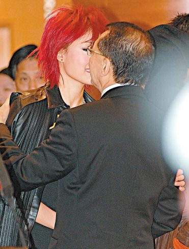 图文:容祖儿得老板宠爱如女主人 招呼富豪满场飞