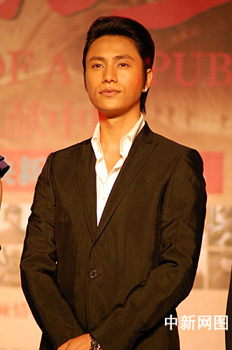 群星闪耀"建国大业"首映 唐国强赞许晴有国母仪态(2)