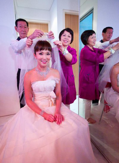 范文芳父母亲自为女儿披婚纱.
