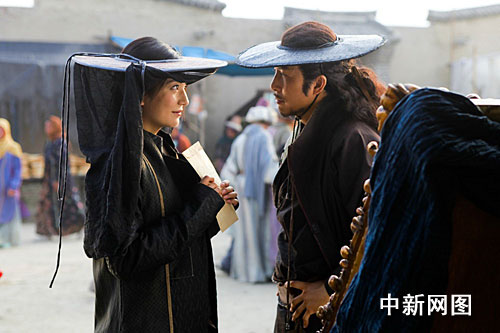 《锦衣卫》剧照之赵薇与甄子丹街头默契