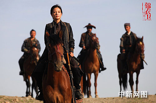 《锦衣卫》剧照之乔花赵薇骑马凝望