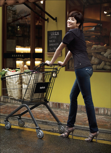 宋慧乔短发俏丽清纯 牛仔裤显曲线秀美腿翘臀(图)