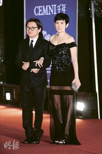 吴君如低胸透视装与陈可辛的严肃样相映成趣.