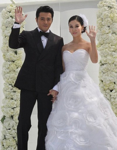 张东健婚礼画面曝光 深情亲吻新娘许恩爱誓言(图)(2)