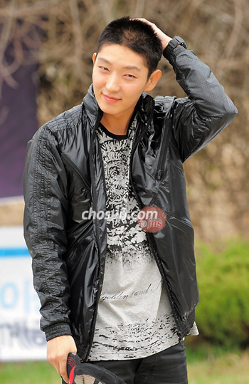韩国男星李准基入伍 短发亮相与粉丝告别(组图)(3)