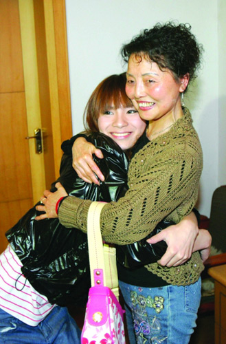 "伪娘"返乡引发追星狂潮 刘著妈妈盼儿娶妻生子
