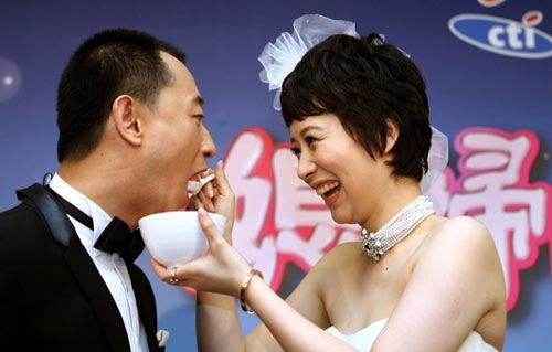 黄海波抱海清办"婚礼" 美丽新娘笑到合不拢嘴(图)