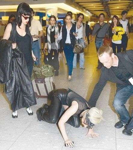 ladygaga欲与死尸同台 穿超高跟鞋摔倒当众出丑