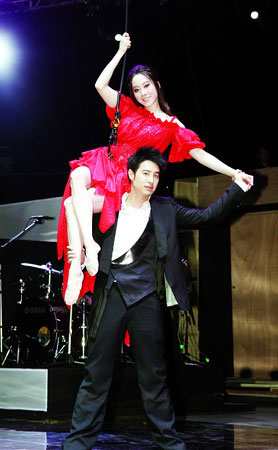 潘玮柏为演唱会彩排 许慧欣助阵"搏命"吊钢丝