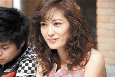 由范伟领衔主演的电视剧《老大的幸福》目前正在京郊拍摄,孟广美