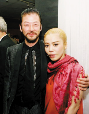 浅野忠信与chara一直被形容为"形影不离的模范夫妇"(资料图片)