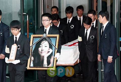 图文:韩女星张真英遗体告别仪式4日庄严举行