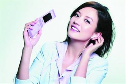 图文:赵薇产后"忙里偷闲" 百万代言国产手机——中新网