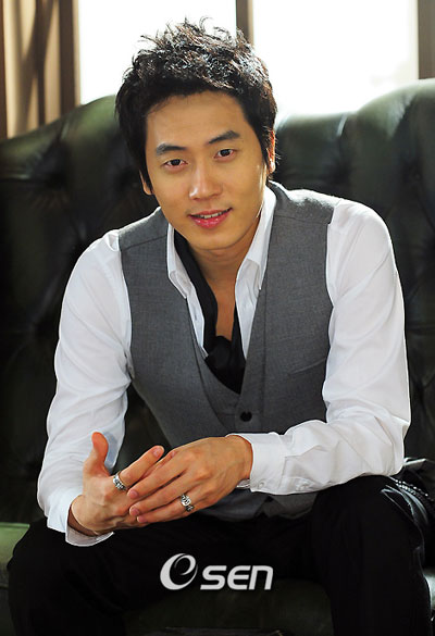 韩国神话组合成员andy放弃美国绿卡今日入伍