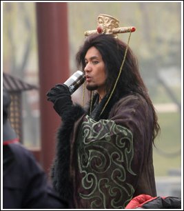 吕良伟版"商纣王"曝光 烟熏妆酷似人猿泰山(图)