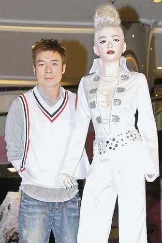 许志安在师父梅艳芳"身边"分外肃然起敬.