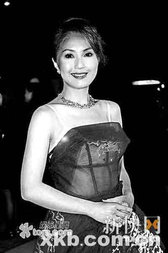 杨千女华的着装被指不雅.