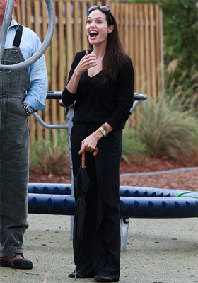 茱莉皮特街头相拥秀恩爱开怀大笑不似抑郁图