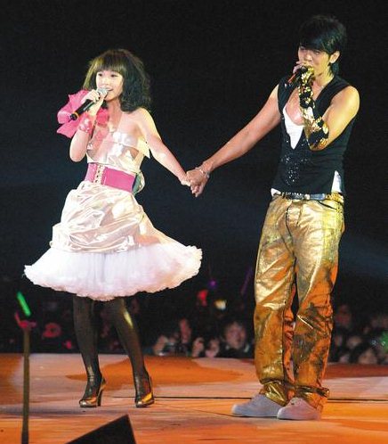 罗志祥牵杨丞琳深情对唱 坦言爱过"圈内人"(图)