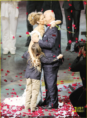 席琳迪翁5年赚足4亿 亮相终结演唱会与老公缠吻