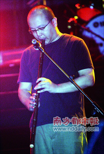 窦唯在现场进行笛子演奏.