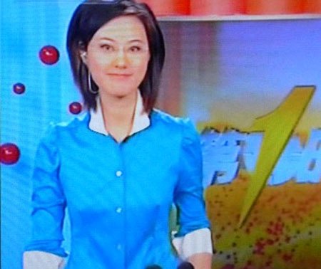 央视美女主播被指"凸点播新闻" 引发网友热议