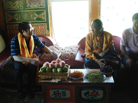 许又声到四川省甘孜州慰问境外藏胞归侨侨眷(图)