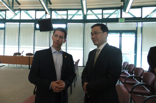 陈作荣一行在匹兹堡市长萨尔瓦托雷先生陪同下考察市政厅